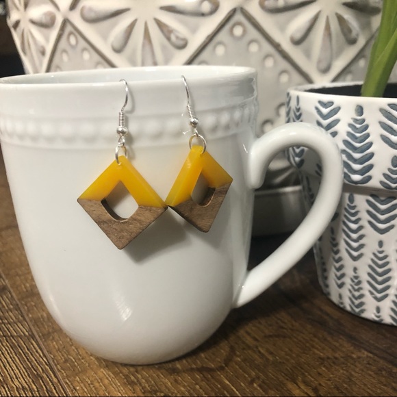 Square wood and resin earrings - Picture 5 of 6